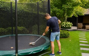 Trampoline in de tuin die wordt schoongemaakt met een zachte borstel