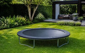 Middelgrote trampoline in een achtertuin met vrije ruimte rondom