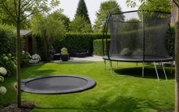 Inground en opbouw trampoline in een groene achtertuin