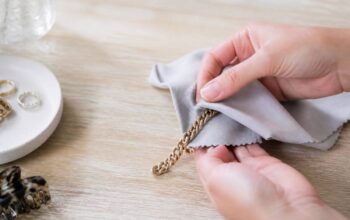 Halsketting die voorzichtig wordt schoongemaakt met een microvezeldoek bij daglicht