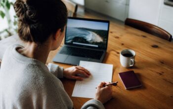 Vakantiekeuze checklist maken op tafel met laptop en papieren
